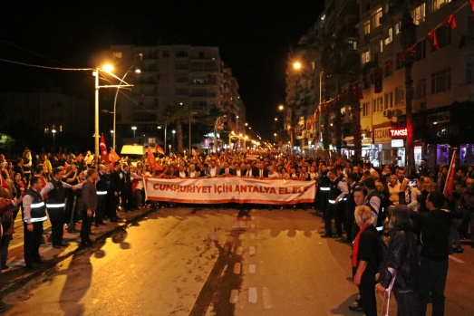 Cumhuriyet coşkusu meydanlara sığmadı