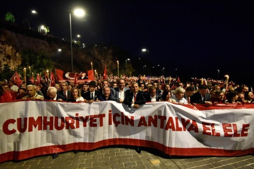 Cumhuriyet coşkusu meydanlara sığmadı