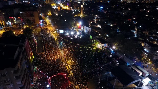 Cumhuriyet coşkusu meydanlara sığmadı