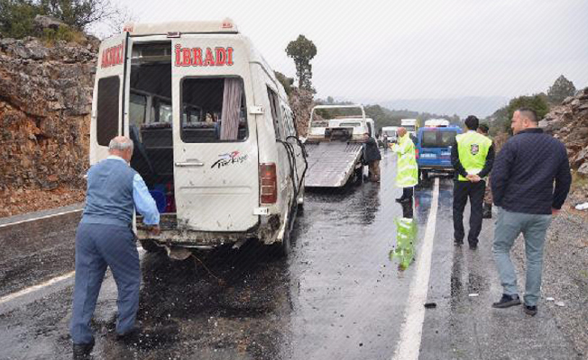 Akseki'de minibüs devrildi: Başhekim ve 4 kişi yaralandı