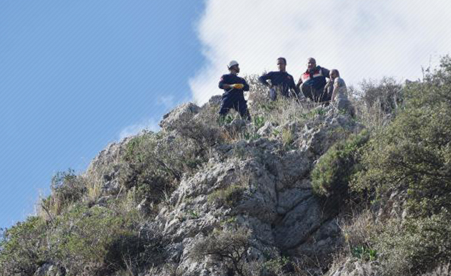 Dağa tırmanan Rus 2 çocuk, kayalıklarda mahsur kaldı