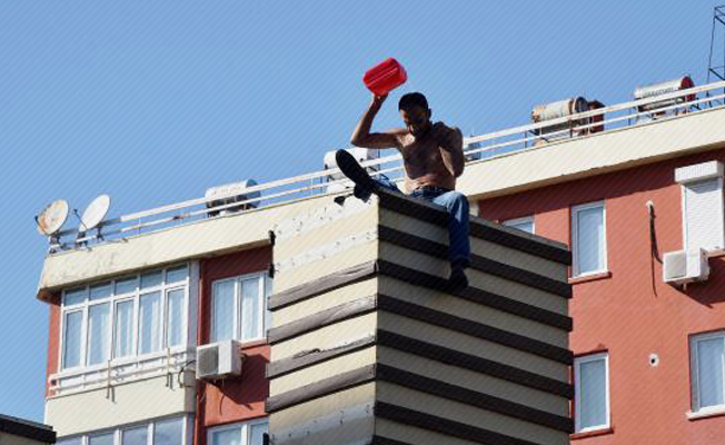 Üst geçidin ayağına çıkıp, kendini yakmaya kalktı