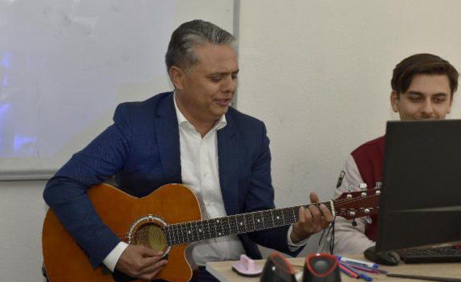 Başkan Uysal, gençlerle gitar çaldı