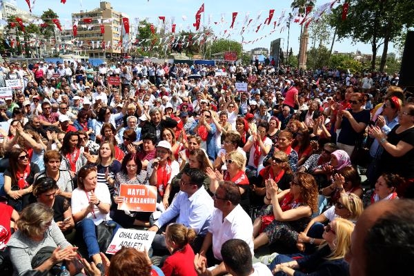 Antalya'da CHP'liler, demokrasi için oturdu