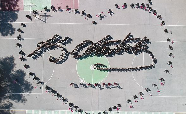 Öğrenciler, bedenleriyle Atatürk'ün imzasını çizdi