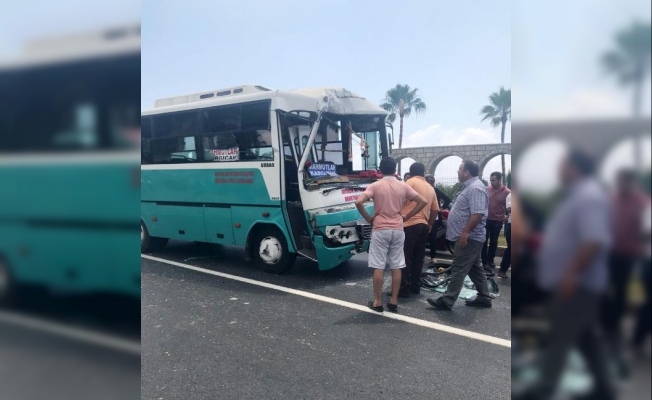 Yolcu midibüsüyle kamyon çarpıştı: 14 yaralı
