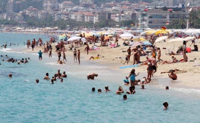 Alanya'da plajlar yabancı tatilcilere kaldı