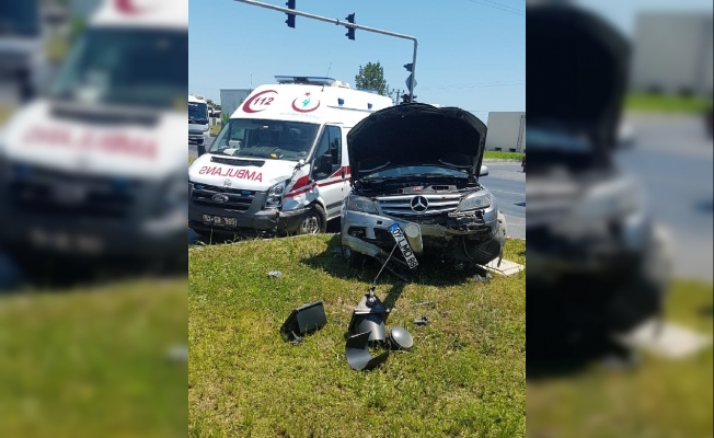 Ambulansla otomobil çarpıştı