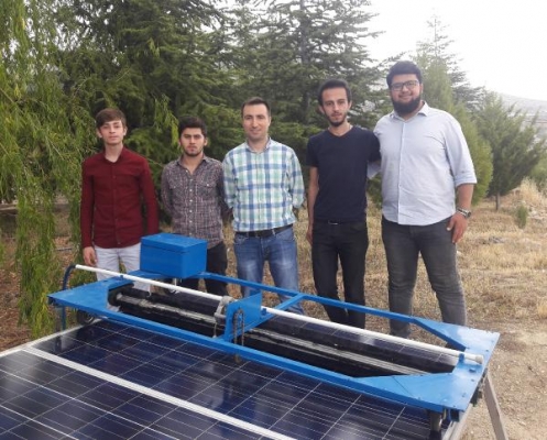Öğrencilerden güneş paneli yıkama robotu