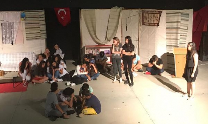Öğrencilerden tiyatro gösterimi