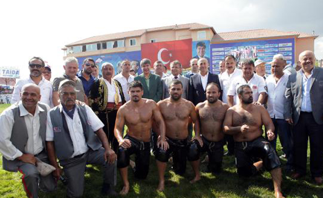 Başkan Türel, pehlivanları kutladı