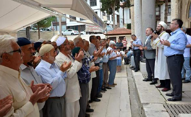 Hacı adayları uğurlandı