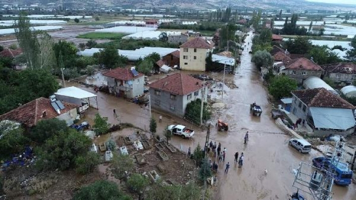 Elmalı sel suları altında kaldı, üretici perişan oldu