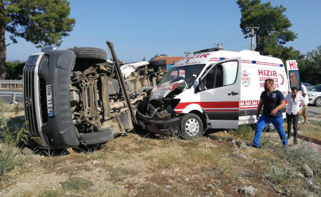 Feci kaza! Ambulans ile tur minibüsü çarpıştı