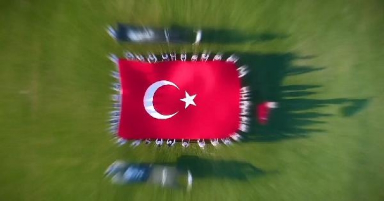 Gökyüzünde dev Türk bayrağı açtı