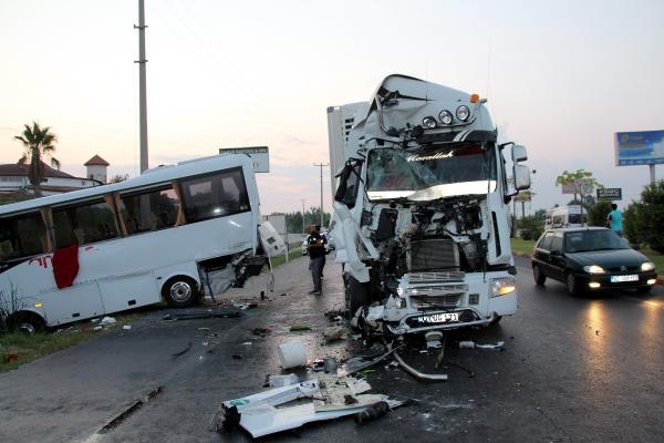 Serik'te zincirleme kaza: 12'si Rus turist, 15 kişi yaralandı