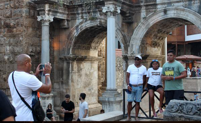 Tarihi fotoğraf stüdyosu, Hadrian Kapısı