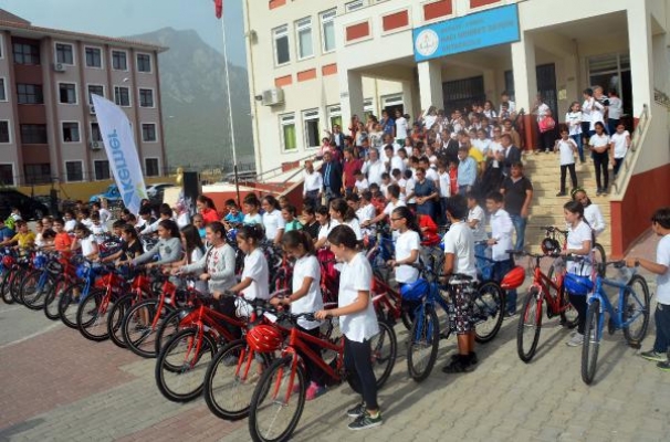 Kemer Belediyesi'nden öğrencilere bisiklet