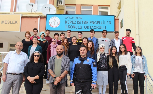 Antalya polisinden işitme engelli öğrencilere fotoğrafçılık eğitimi