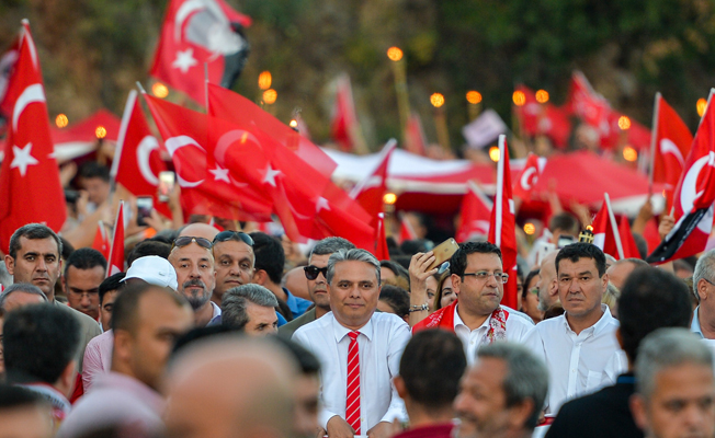 Atatürk'e saygı yürüyüşü!