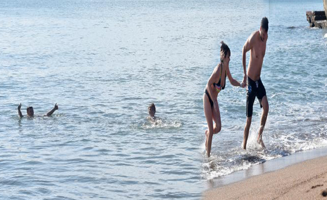 Antalya'da güneşi gören turistler denize girdi