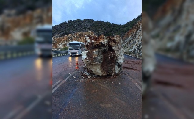 Demre- Kaş karayoluna kaya düştü