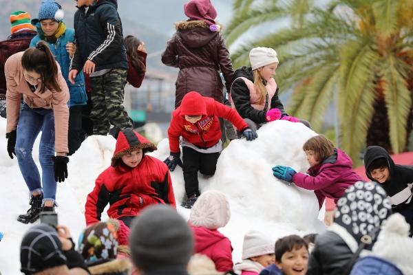 Toroslar'ın zirvesinden çocuklara kar geldi