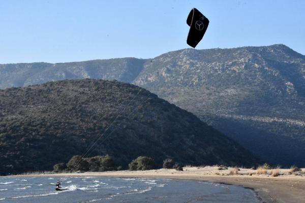 Demre'de denizde uçurtma sörfü yaptı