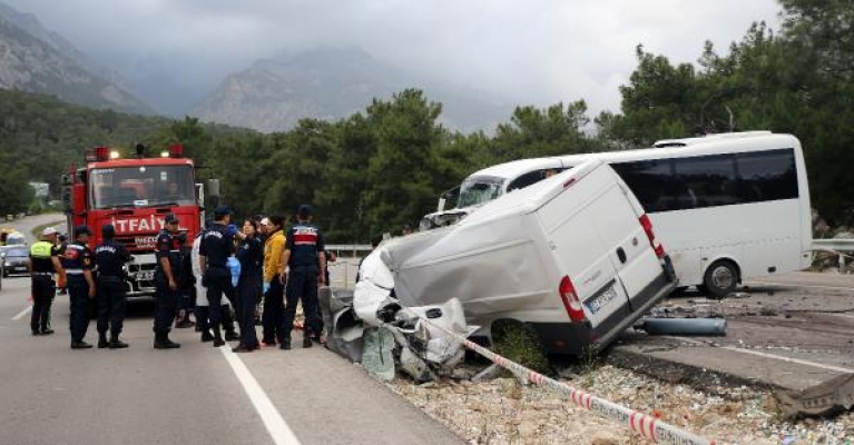 Antalya'da trafik kazası: 1 ölü, 17 yaralı 