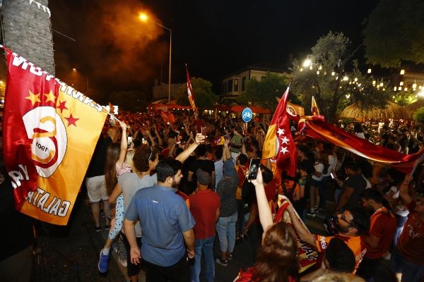 Galatasaray taraftarından şampiyonluk kutlaması