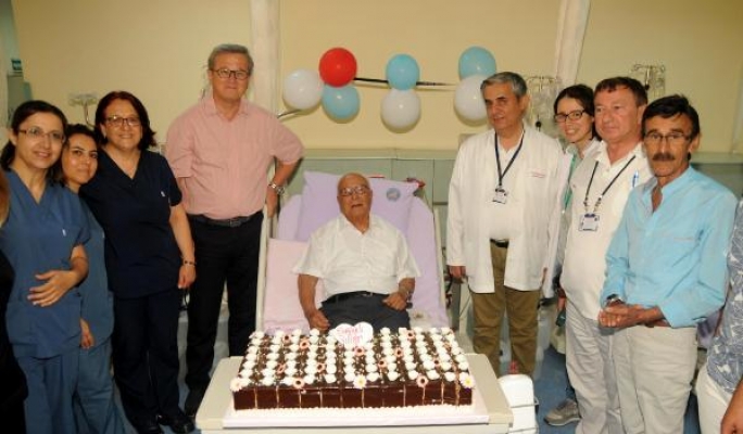 100'üncü yaş gününü diyaliz merkezinde kutladı