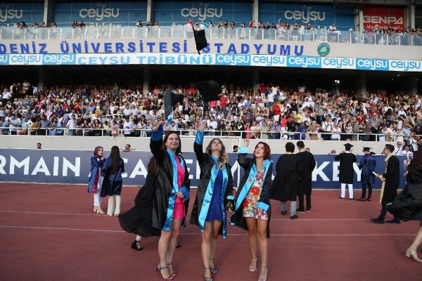 Akdeniz Üniversitesi'nde 11 bin öğrenci kep fırlattı