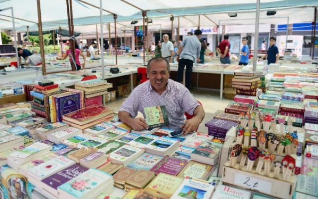 Kumluca'da kitap fuarı açıldı