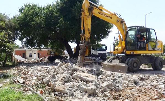 Manavgat'ta 4 iş yeri yıkıldı