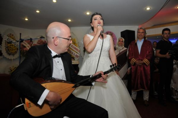 ​​​​​​​Damat saz çaldı, gelin türkü söyledi