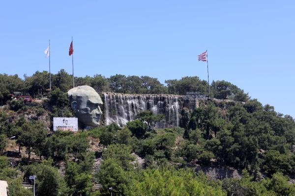 Kırık Atatürk maskı yenileniyor