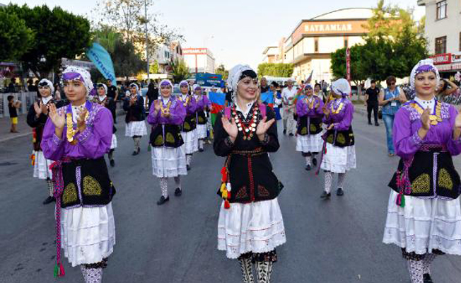 Dünyanın folklor renkleri Kepez'de buluşuyor