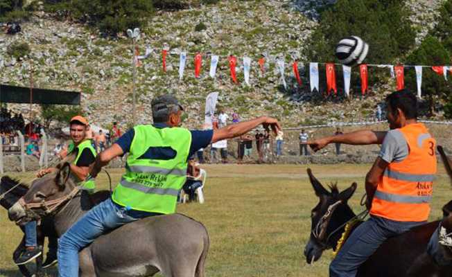 Eşek sırtında futbol maçı yaptılar