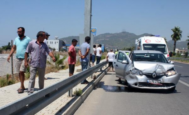 Gazipaşa'da otomobiller çarpıştı