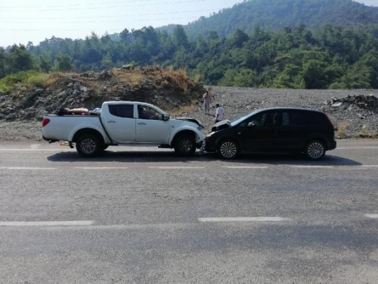 Otomobil ile kamyonet çarpıştı: 5 yaralı