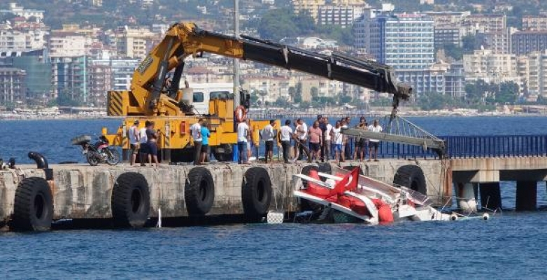 Su almaya başlayan yattaki yolcular ve mürettebat kurtarıldı