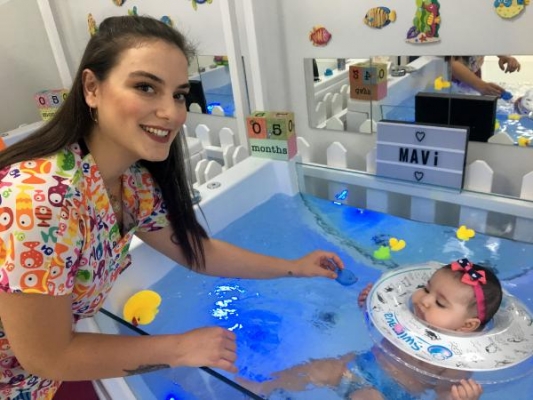 Huzursuz bebeklere su ve masaj terapisi