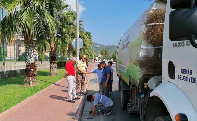 Kemer'de cami ve sokaklarda temizlik