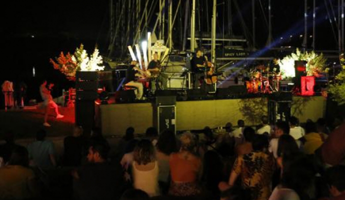 Uyuyan dev müzikle uyandı