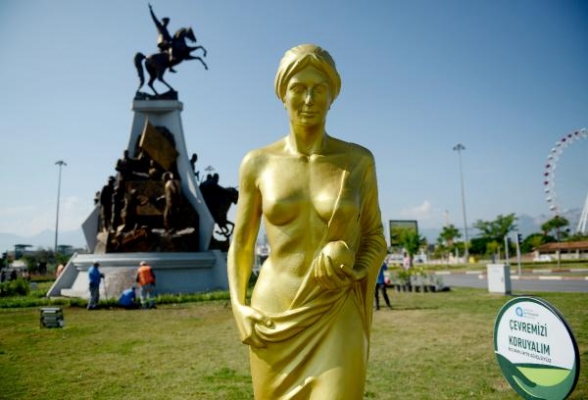 Altın renkli heykeller kenti süslüyor