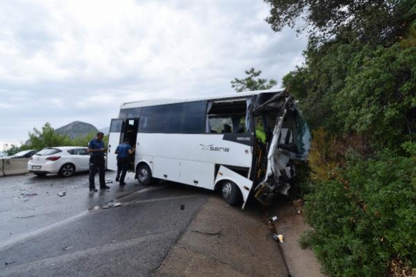 Antalya'da iki midibüs çarpıştı: 3 yaralı