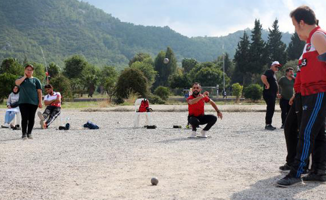 Kemer'de bocce turnuvası düzenlendi