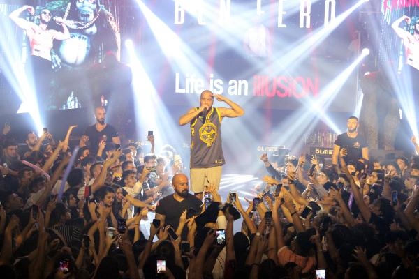 Rapçi Ben Fero'dan sahnede şınav ve asker selamı 