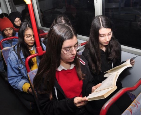 Farkındalık için otobüste kitap okudular