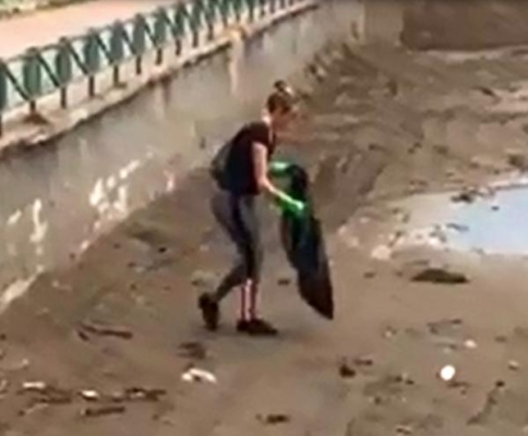 İngiliz turist, sahilde çöp topladı